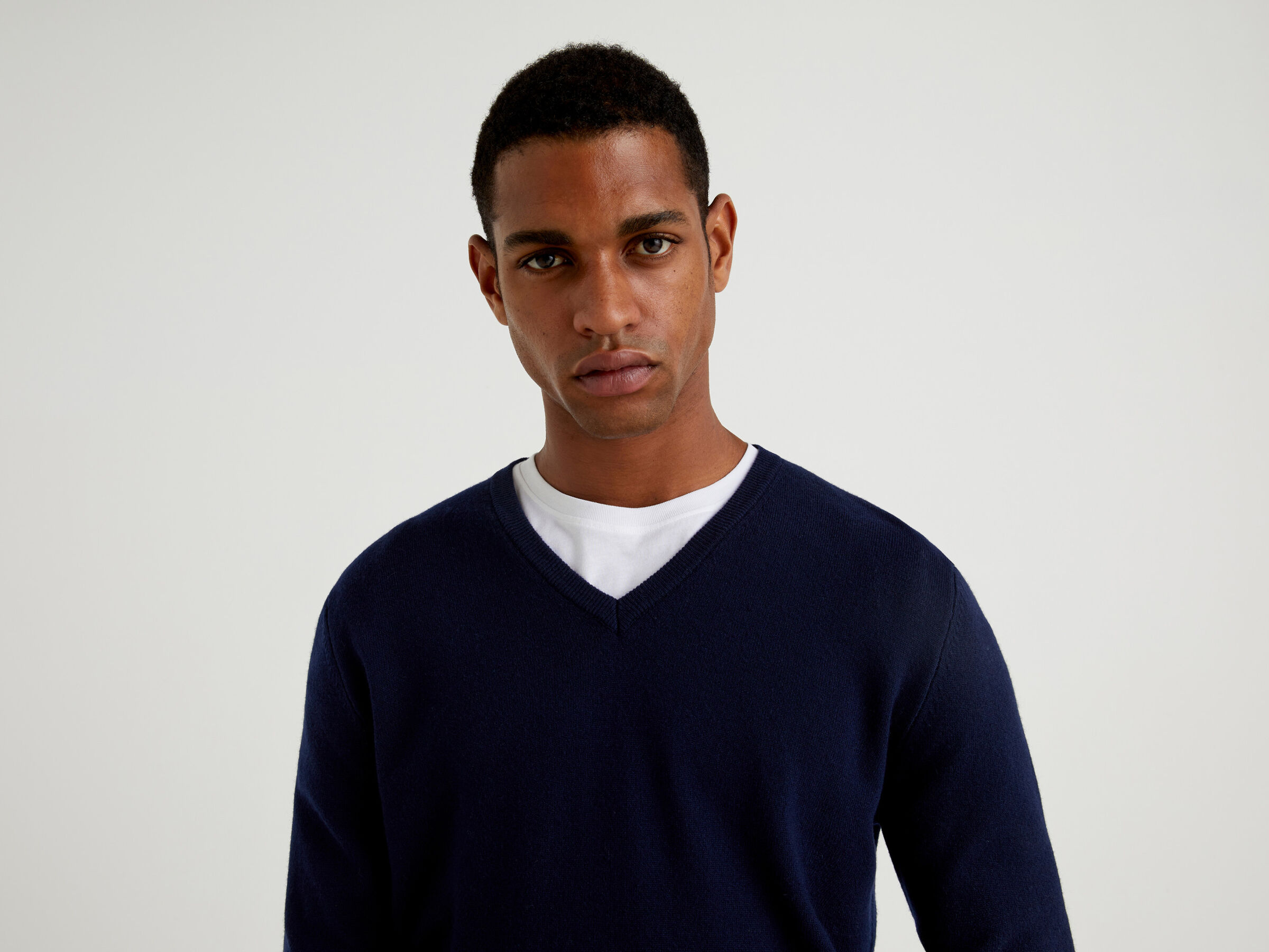 V-neck sweater in pure virgin wool image number 4