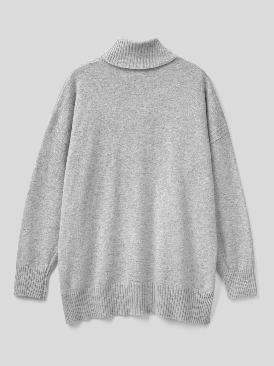 Oversized fit turtleneck in cashmere blend image number 2