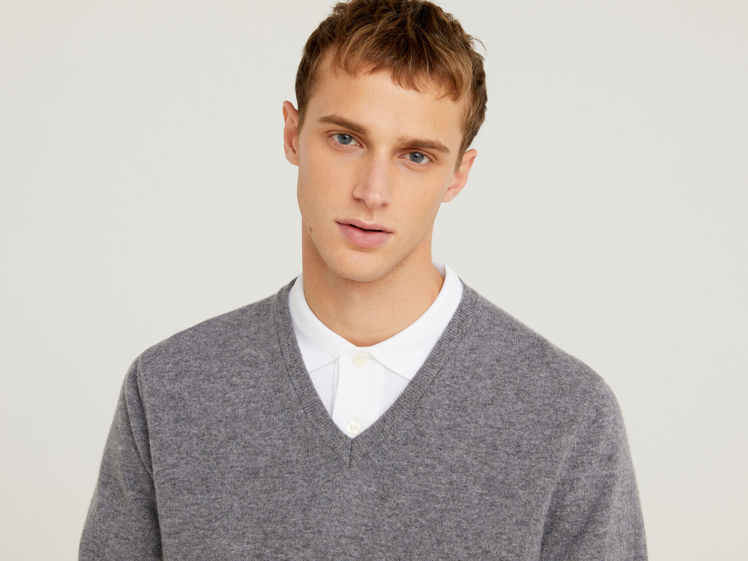 V-neck sweater in pure virgin wool image number 4