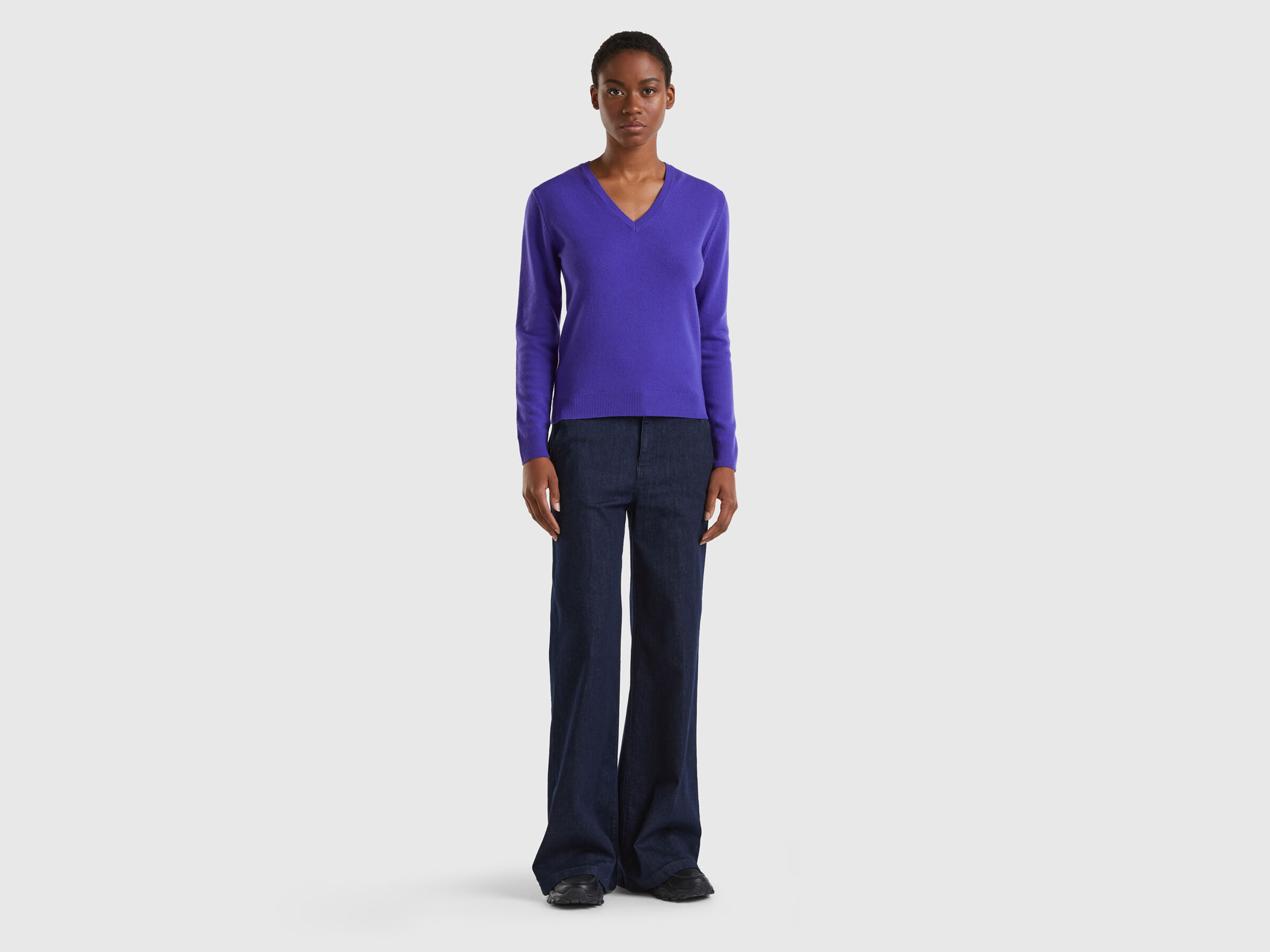 V-neck sweater in pure virgin wool image number 3