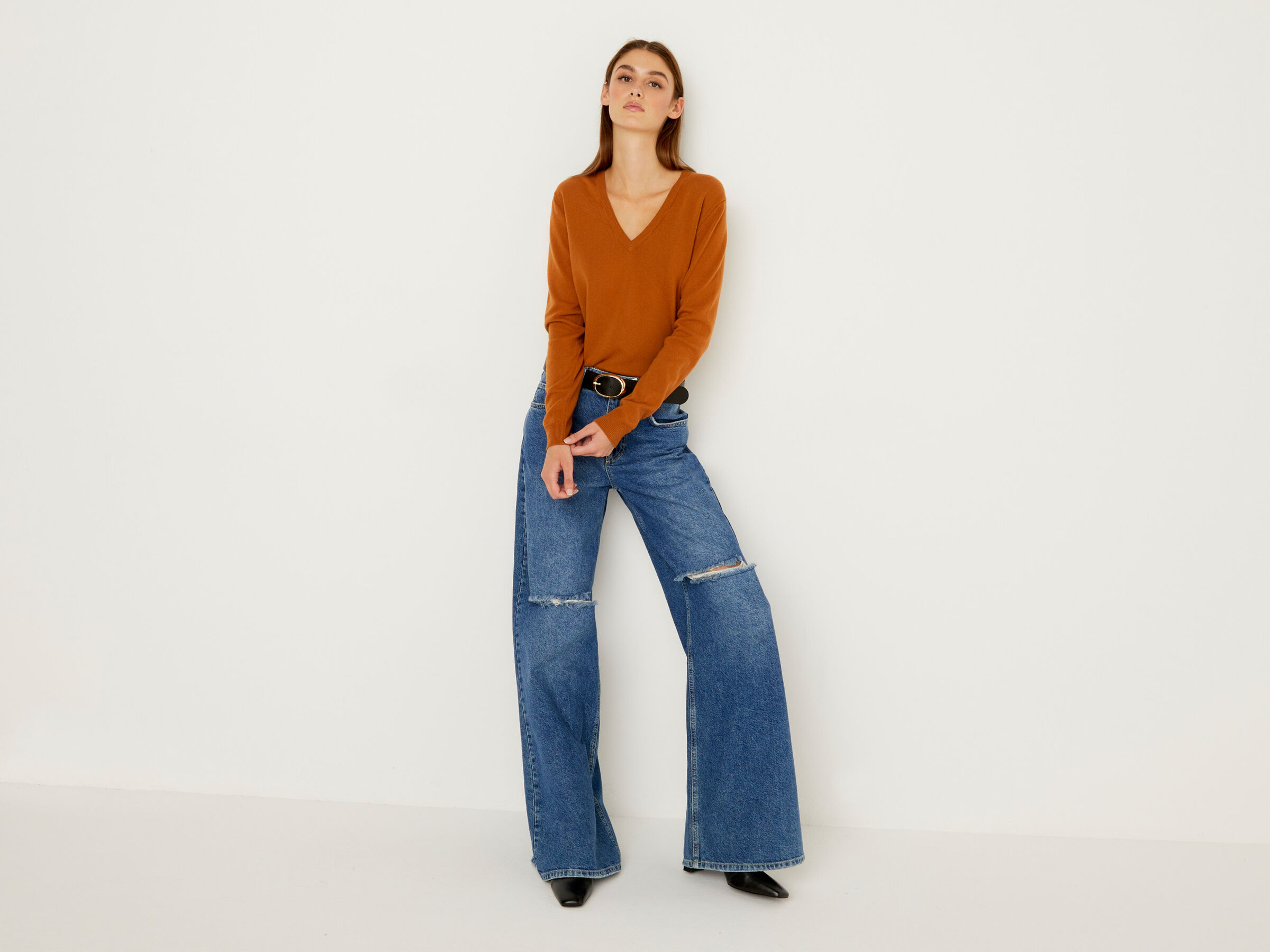 V-neck sweater in pure virgin wool image number 3