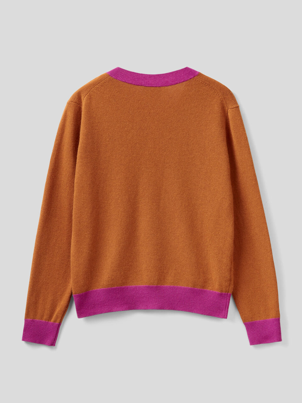 V-neck sweater in cashmere blend image number 2