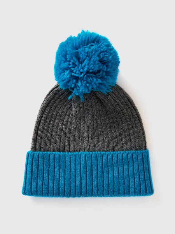 Hat with neon light blue details Women