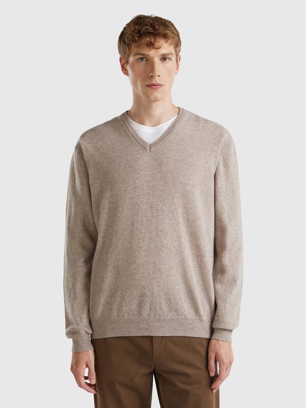 Dove gray V-neck sweater in pure Merino wool Men