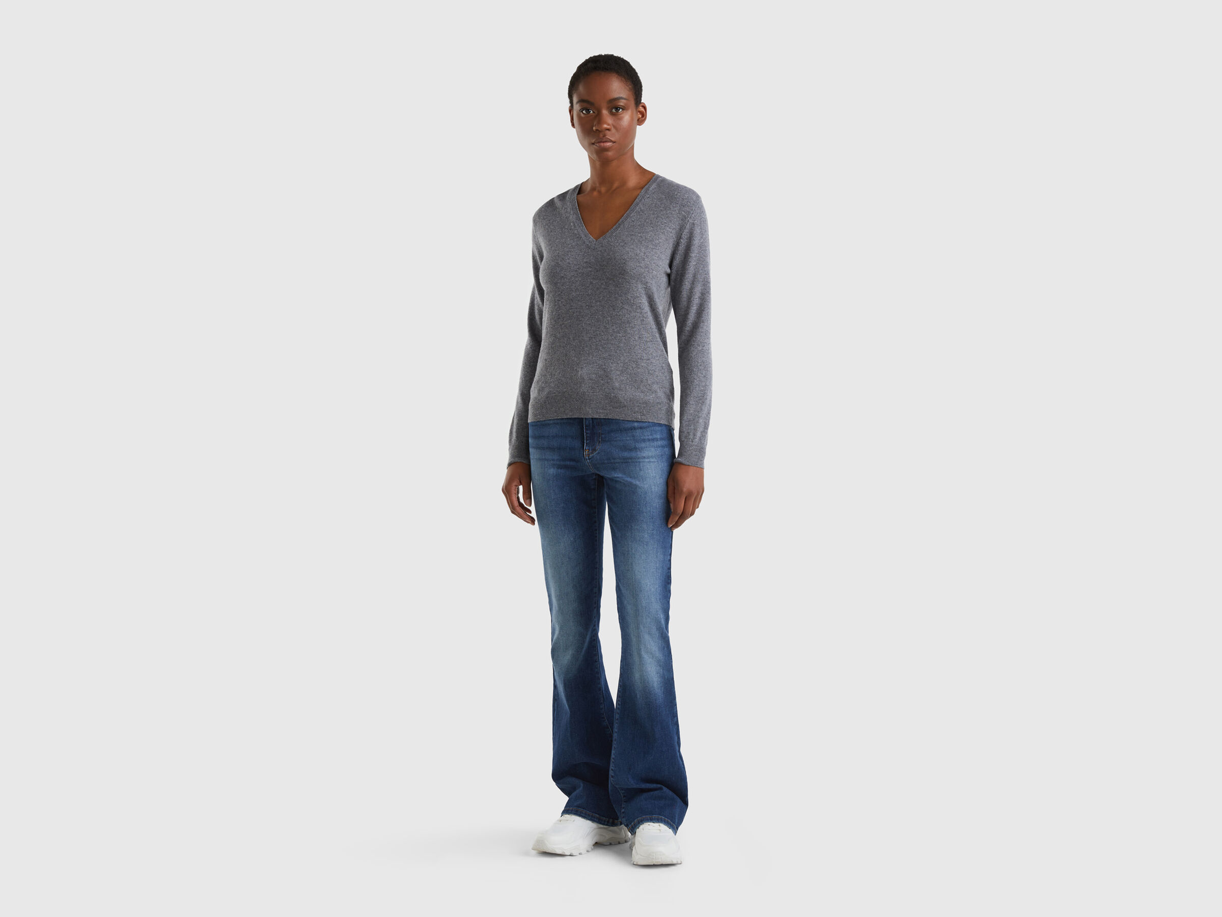 V-neck sweater in pure virgin wool image number 3