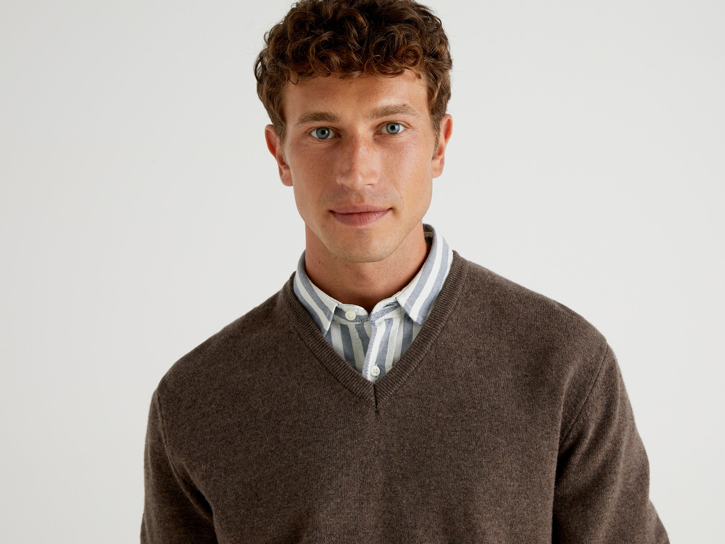 V-neck sweater in pure virgin wool image number 4