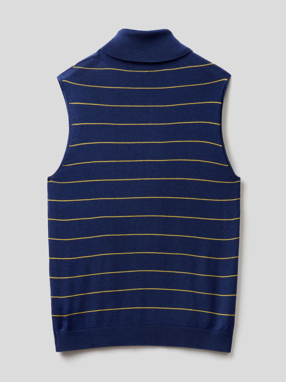 Sleeveless turtleneck in cashmere blend image number 2