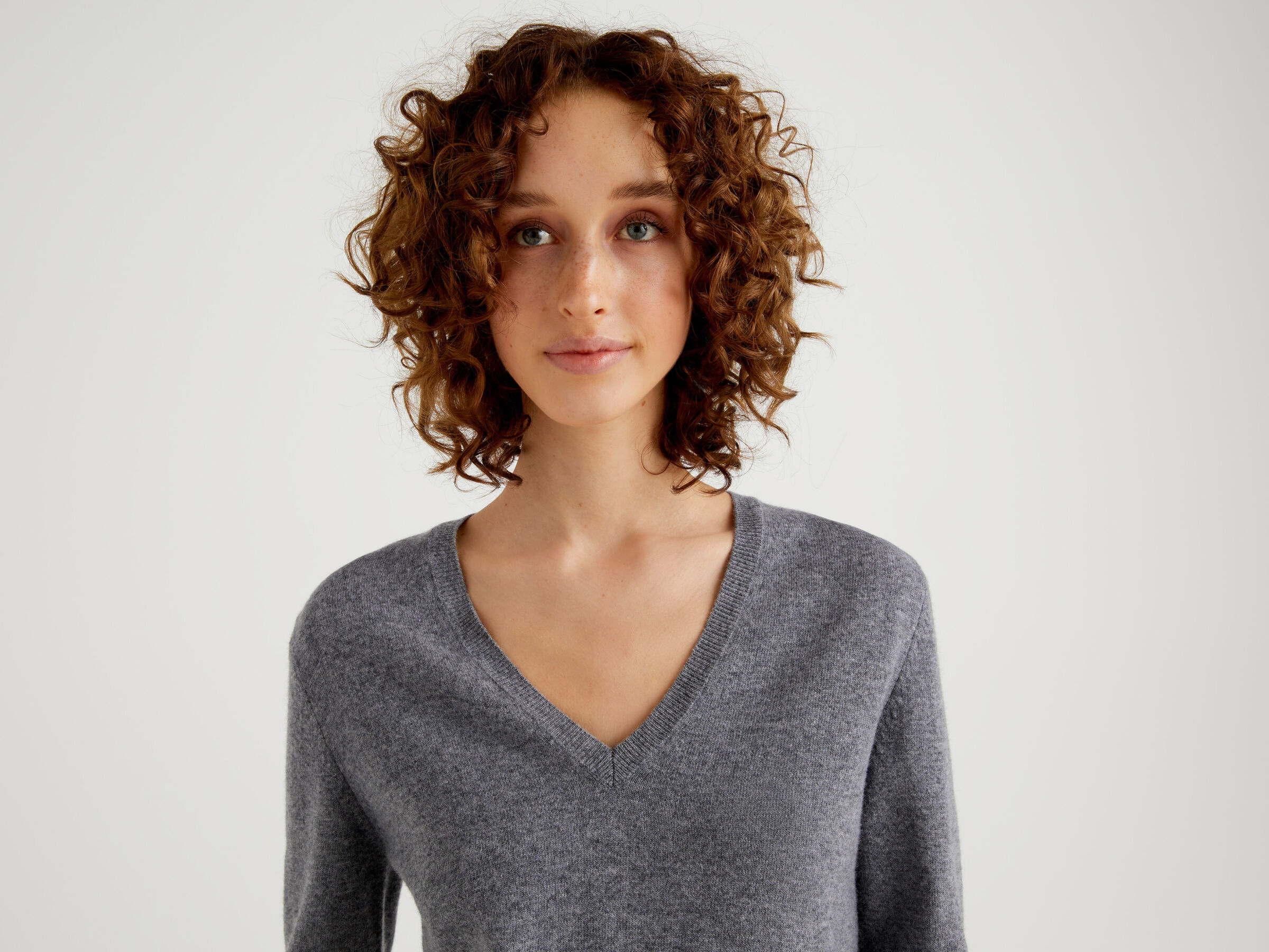 V-neck sweater in pure virgin wool image number 4