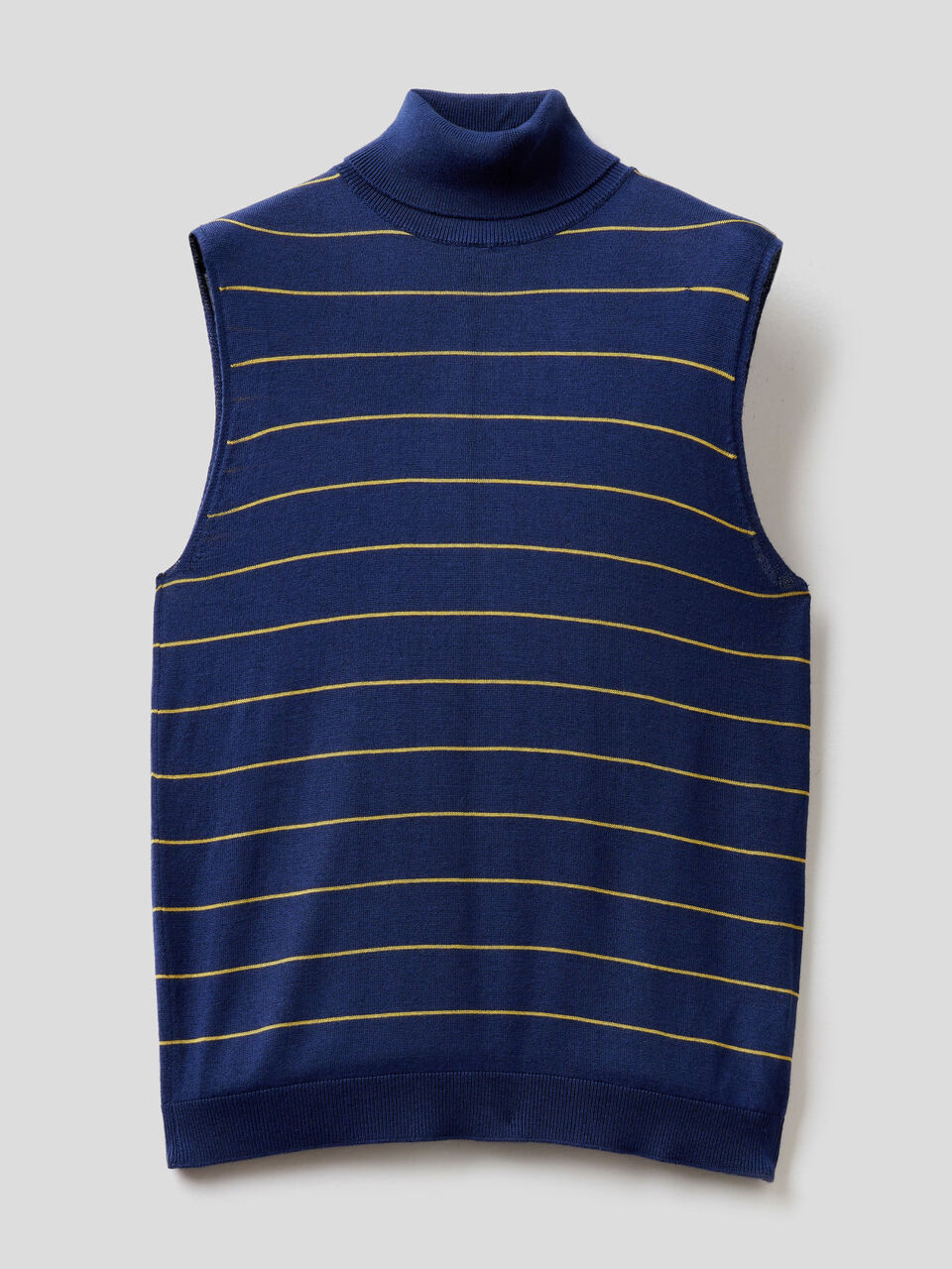 Sleeveless turtleneck in cashmere blend image number 1