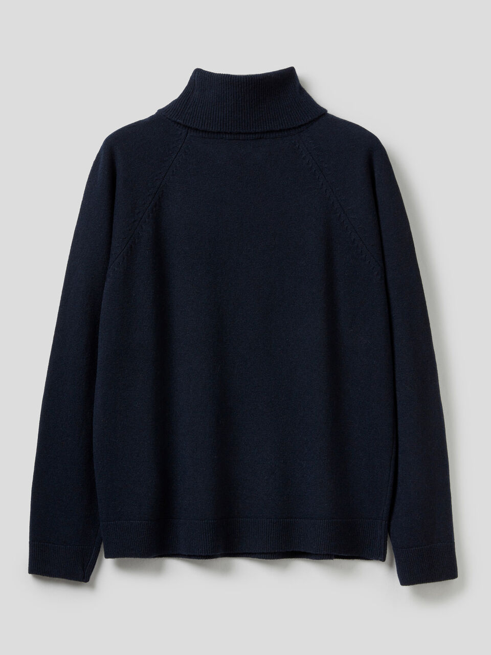 Turtleneck sweater in cashmere and wool blend image number 2