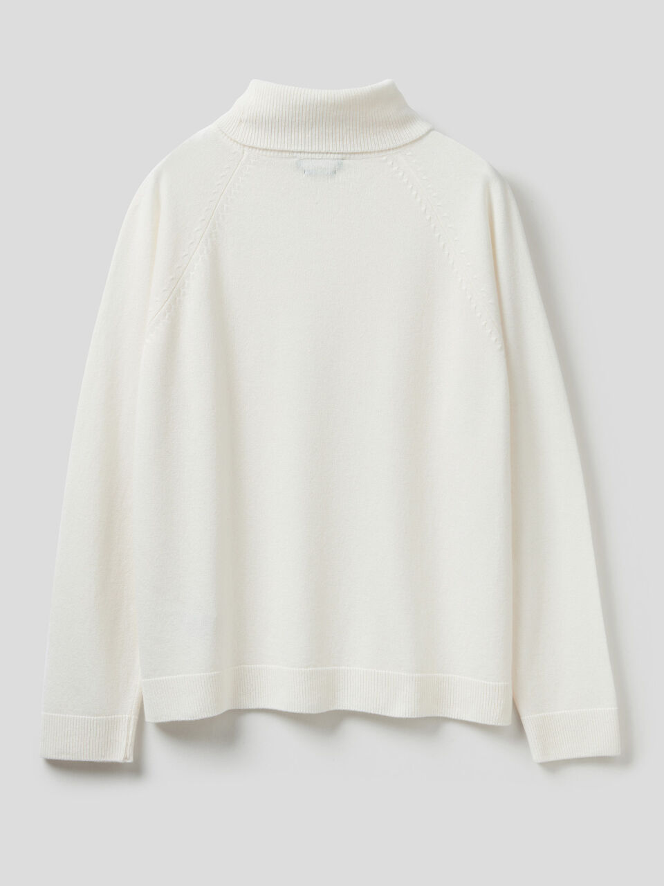Turtleneck sweater in cashmere and wool blend image number 2