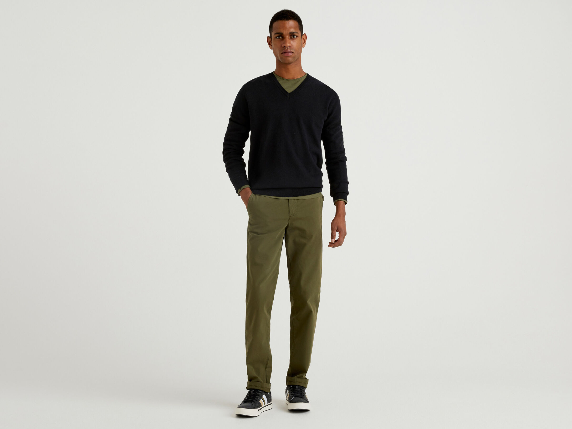 V-neck sweater in pure virgin wool image number 3