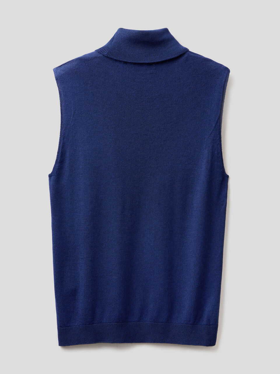 Sleeveless turtleneck in cashmere blend image number 2