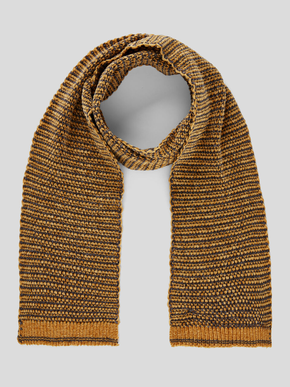 Scarf in chenille image number 1