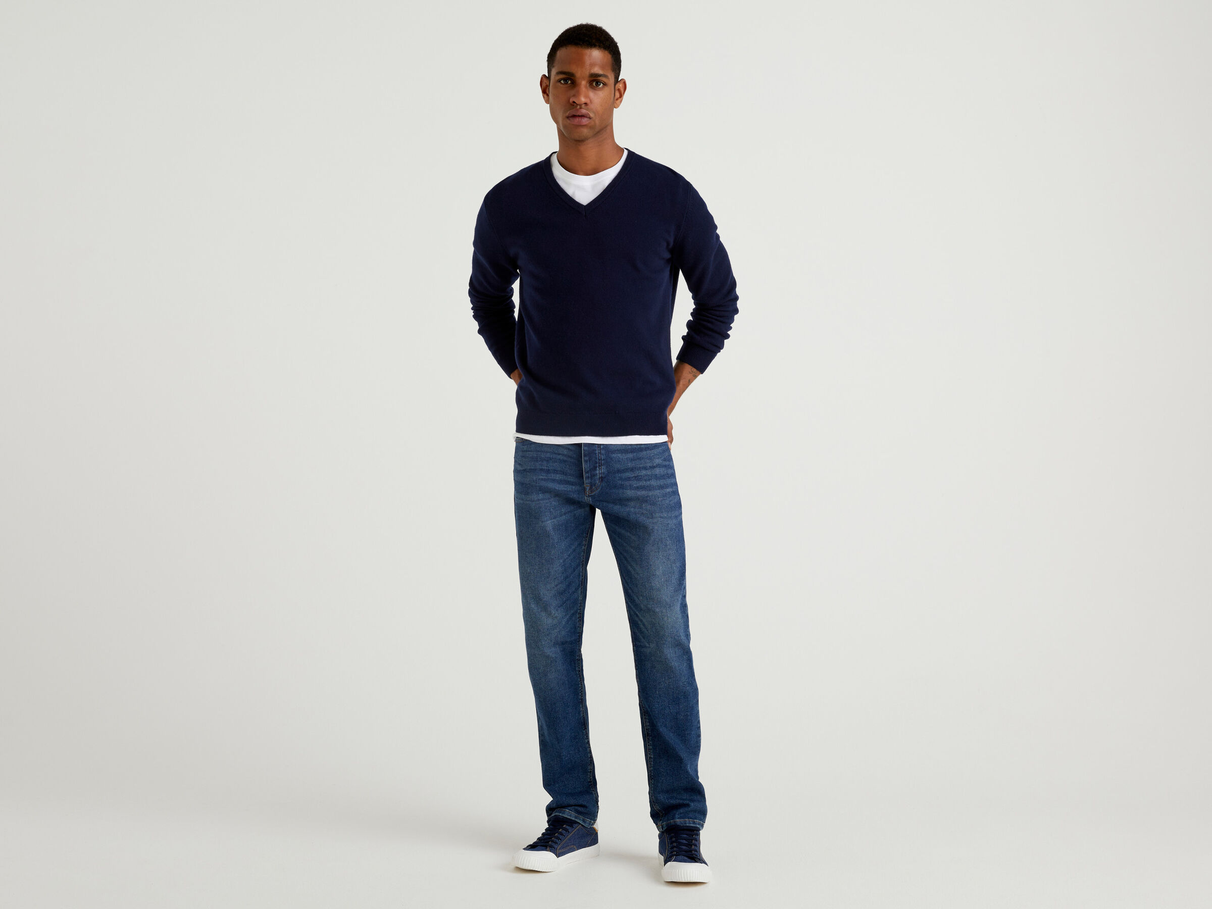 V-neck sweater in pure virgin wool image number 3