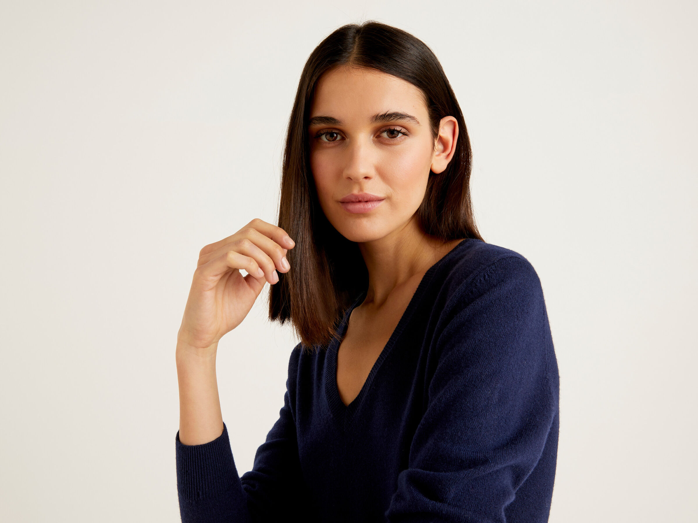 V-neck sweater in pure virgin wool image number 4