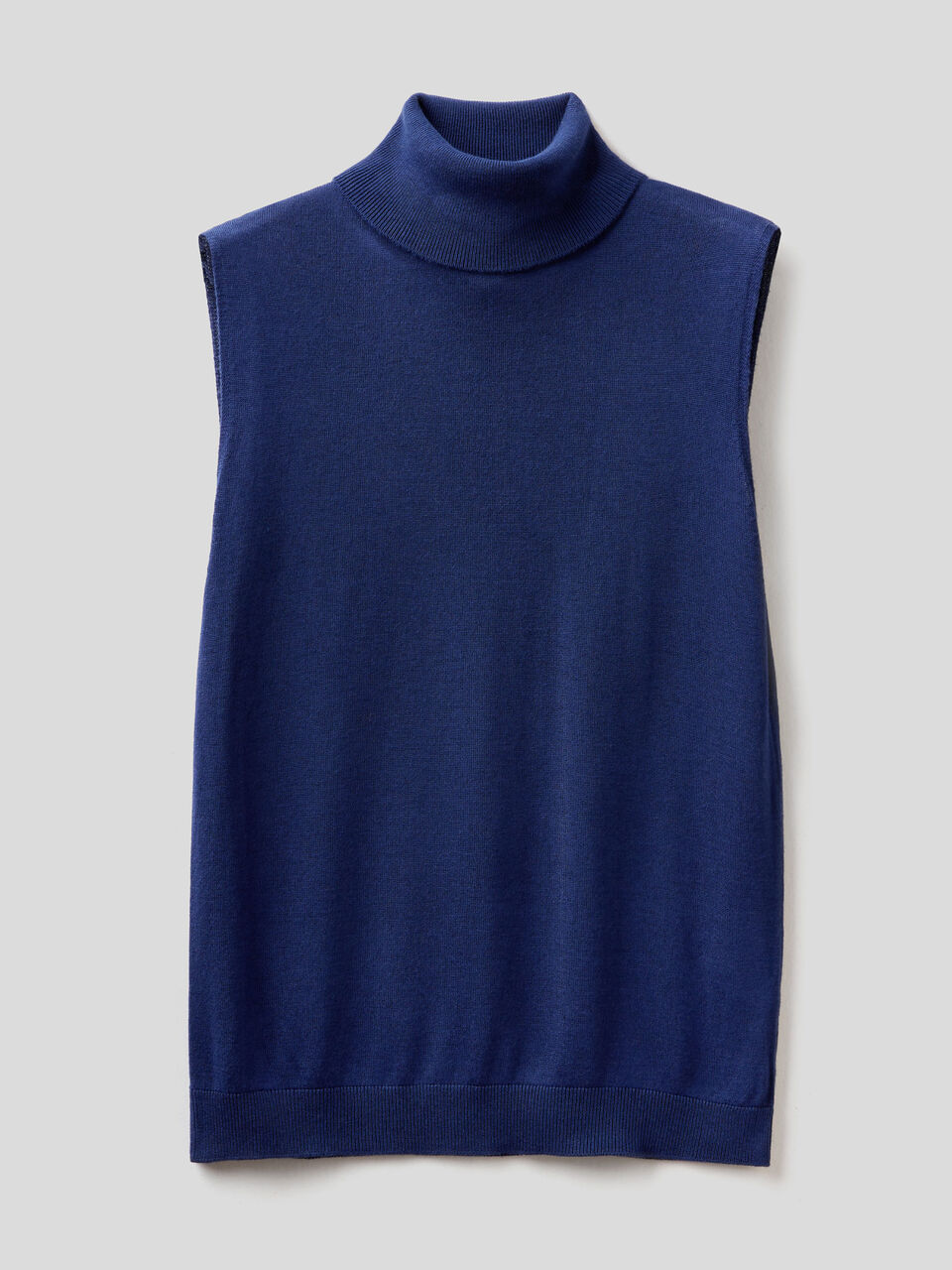 Sleeveless turtleneck in cashmere blend image number 1