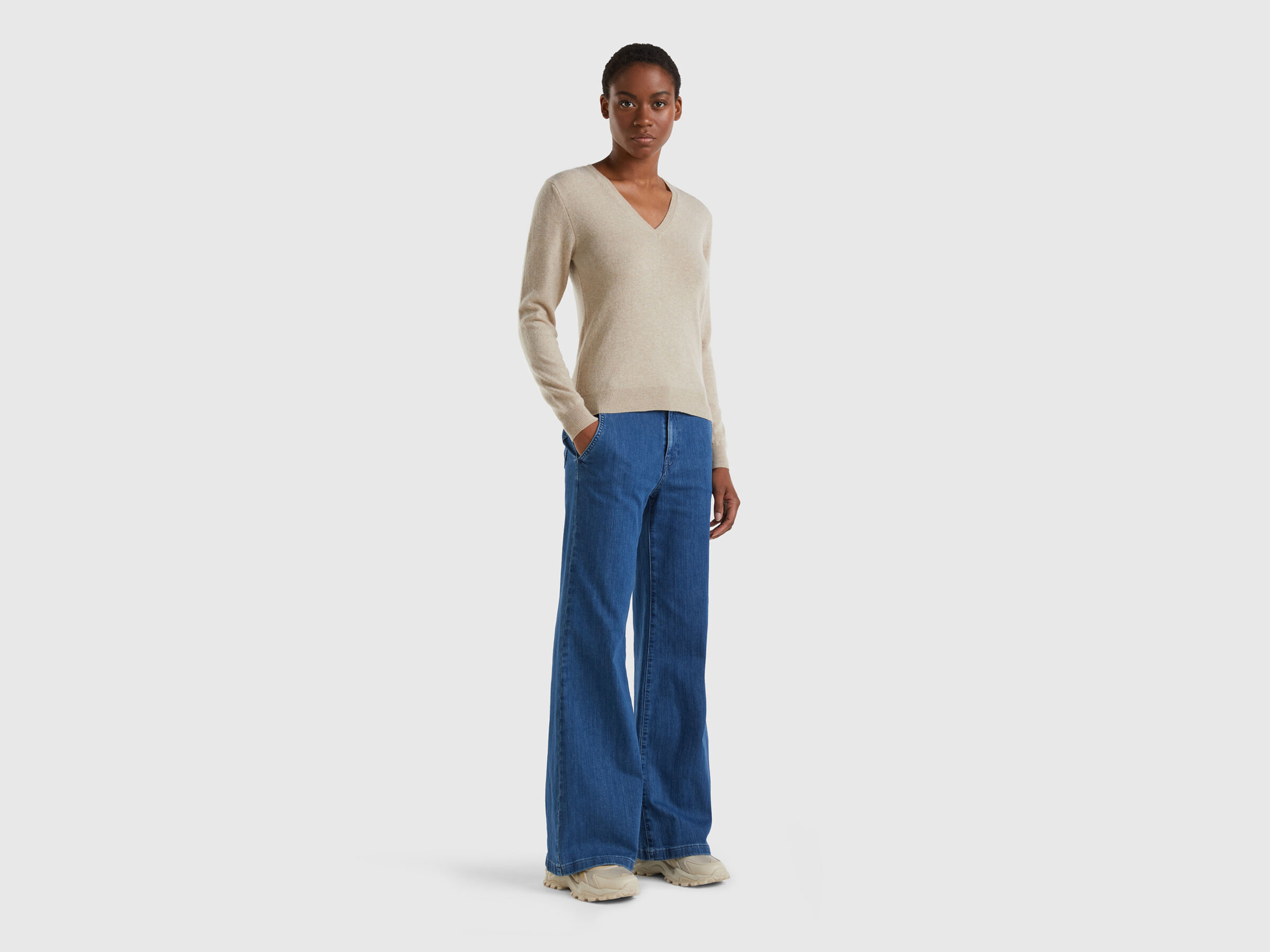 V-neck sweater in pure virgin wool image number 3