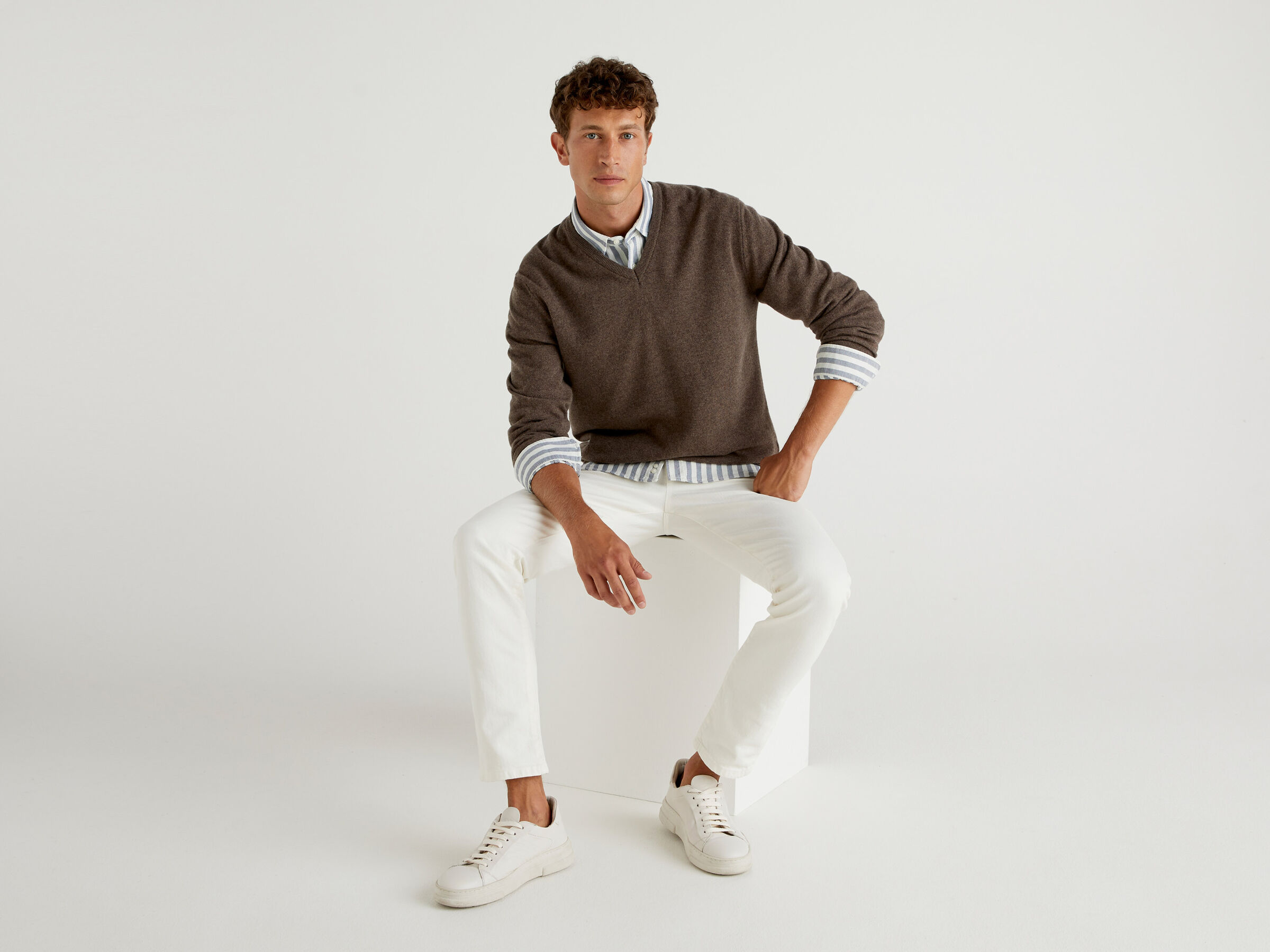 V-neck sweater in pure virgin wool image number 3