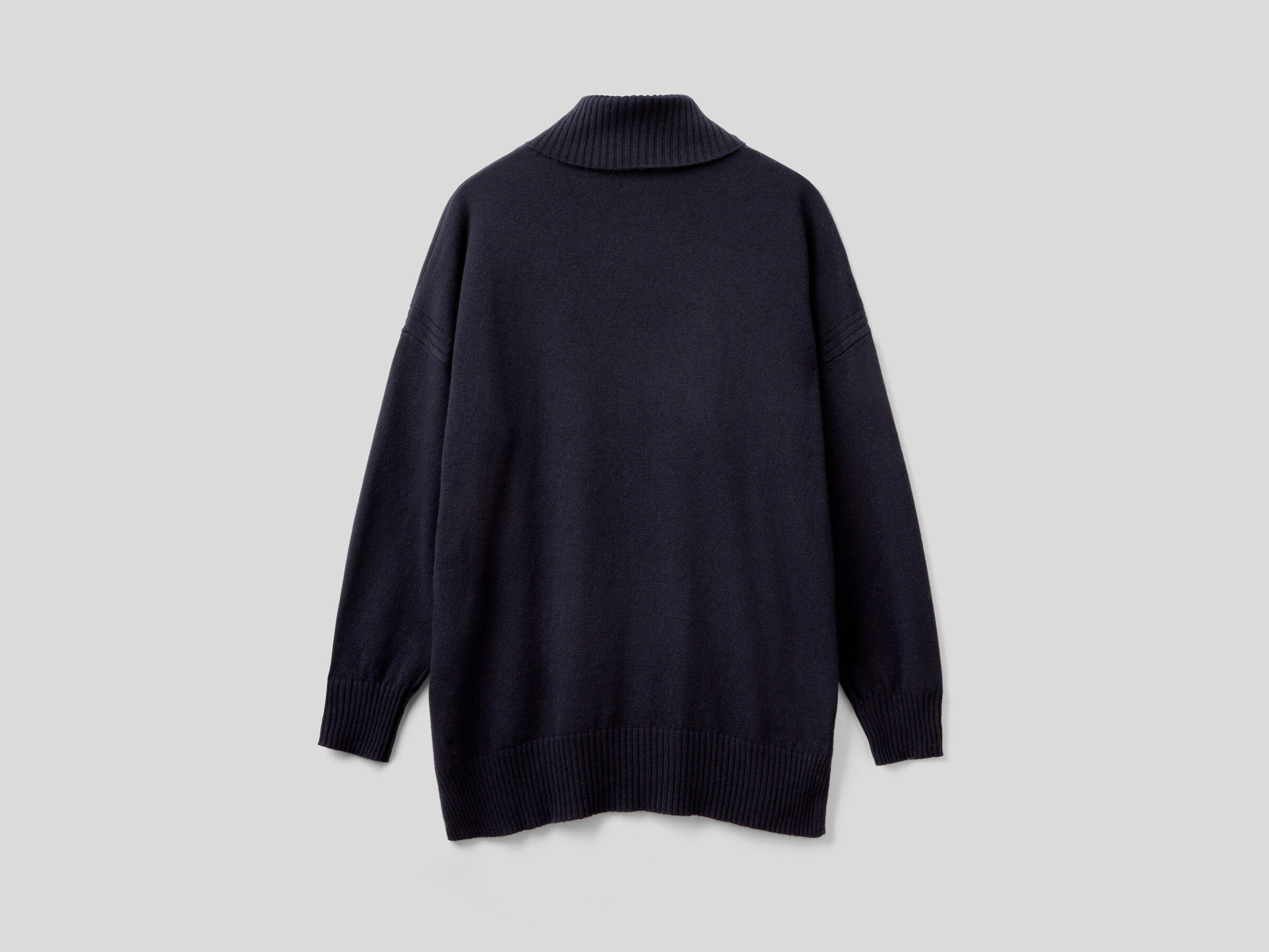 Oversized fit turtleneck in cashmere blend image number 5