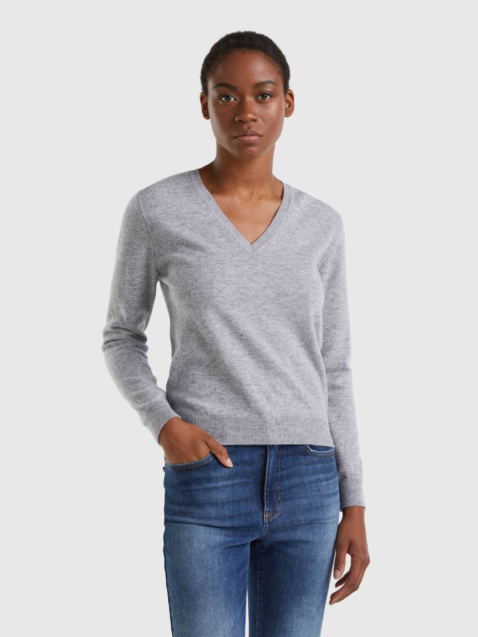 Gray v online neck sweater